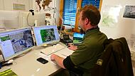 Beim Scrollen durch das Netz sucht Digital-Ranger Maximilian Markert bei Planungsportalen und in Sozialen Medien nach Routenvorschlägen, die den Naturschutz-Vorschriften widersprechen. Oder nach Fotos, die mitten in geschützten Gebieten aufgenomme...
