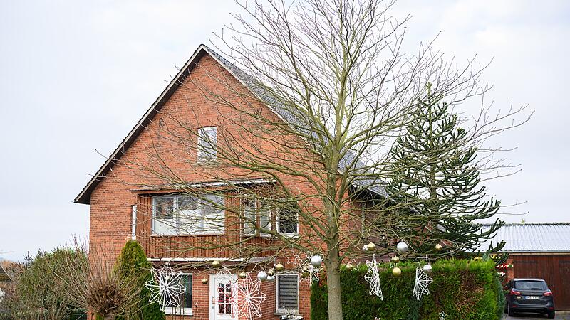 Familie schmückt ihr Haus mit 621 Weihnachtsbäumen Familie schmückt ihr Haus mit 621 Weihnachtsbäumen