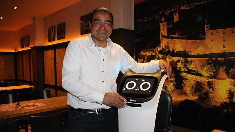 Markus Timm vom Brauhaus Stadl in Coburg freut sich über seinen neuen Mitarbeiter. Ein Name für den Service-Roboter wird noch gesucht.
