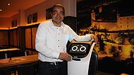 Markus Timm vom Brauhaus Stadl in Coburg freut sich über seinen neuen Mitarbeiter. Ein Name für den Service-Roboter wird noch gesucht.