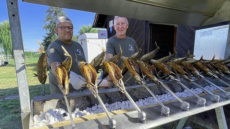 Zu einem Fl&ouml;&szlig;erfest geh&ouml;ren nat&uuml;rlich die schmackhaften &bdquo;Steckerl-Fische&ldquo;.