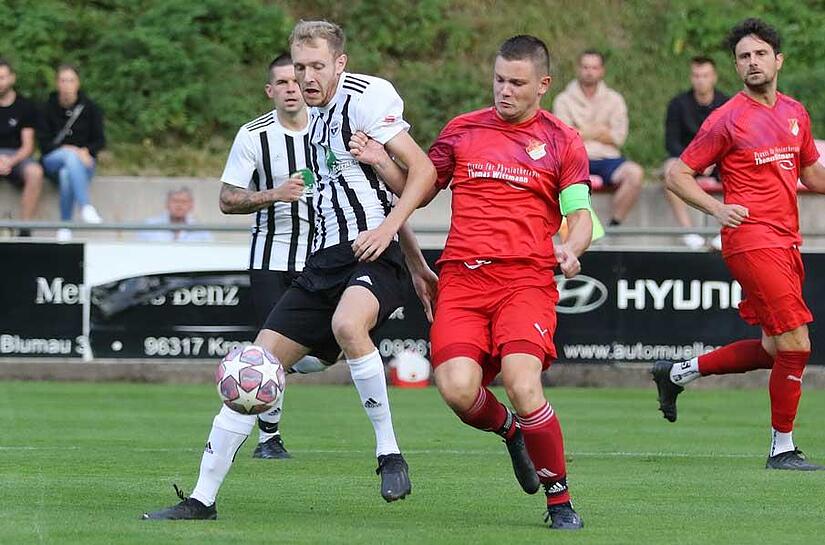 Marco Schlee (rotes Trikot) vom TSV Wilhelmsthal kommt vor dem Neufanger Bastian Haderlein an den Ball. Marco Schlee (rotes Trikot) vom TSV Wilhelmsthal kommt vor dem Neufanger Bastian Haderlein an den Ball.