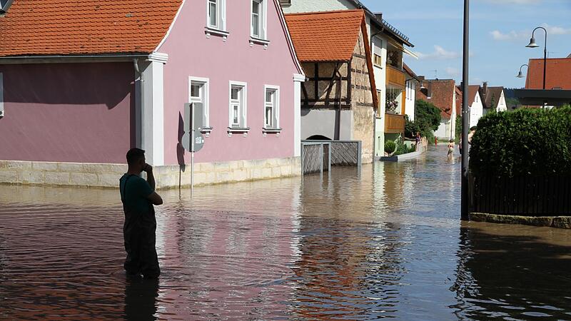 Land unter in Hallerndorf: Am 10. Juli traten Wassermassen über die Ufer der Aisch. Nachträglich wurden auch Bürgerinnen und Bürger aus dem Kreis Forchheim bei den Soforthilfen berücksichtigt.Forchheim & Fränkische Schweiz