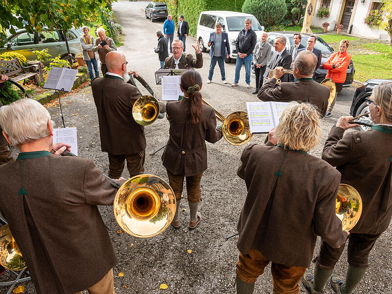 Die Jagdhornbläser der Jägervereinigung Erlangen unter Leitung von Karl-Heinz Gabler spielten vor dem Gasthof Schloss Eckenhaid im Beisein von Landrat Alexander Tritthart und den Gästen der Auftaktveranstaltung Die Jagdhornbläser der Jägervereinigung Erlangen unter Leitung von Karl-Heinz Gabler spielten vor dem Gasthof Schloss Eckenhaid im Beisein von Landrat Alexander Tritthart und den Gästen der Auftaktveranstaltung