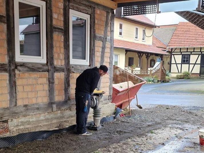 Der Bruder der Witwe bei den Arbeiten am Haus der Familie.