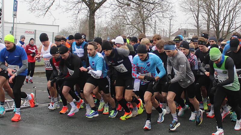 Sofort nach dem Countdown ging es beim Silvesterlauf in Bad Staffelstein dynamisch zu. Der Kampf um Anschluss, F&uuml;hrung oder Windschatten war er&ouml;ffnet.