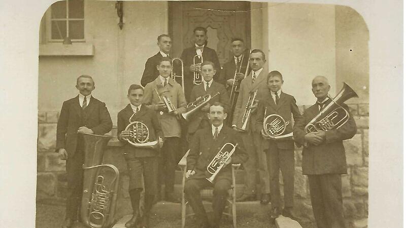 1925 wurde der Posaunenchor Bad Br&uuml;ckenau gegr&uuml;ndet. A m 1. November 1925 hatte er seinen ersten Auftritt vor der Kirche am Berg.