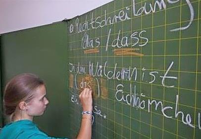 Eine Schülerin schreibt an der Schultafel. Eine Schülerin schreibt an der Schultafel.