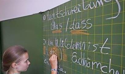 Eine Schülerin schreibt an der Schultafel. Eine Schülerin schreibt an der Schultafel.