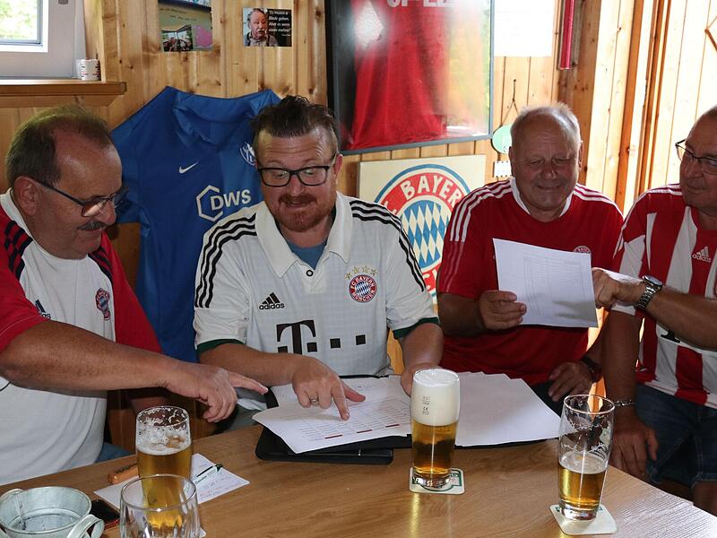 Ehrenvorsitzender Uwe Hauck, Vorsitzender Patric Bauer, Gründungsmitglied Dietmar Stammberger und Gründungsmitglied Jürgen Kurz (v.l.) schwelgen in Erinnerungen.