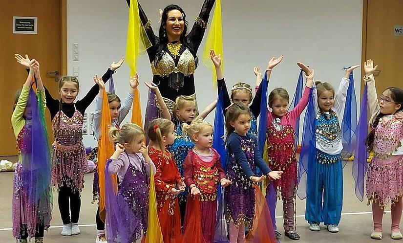 Tanzlehrerin Christina Scheit und ihre Tanzmäuse bei ihrem Auftritt im MehrLebenHaus.