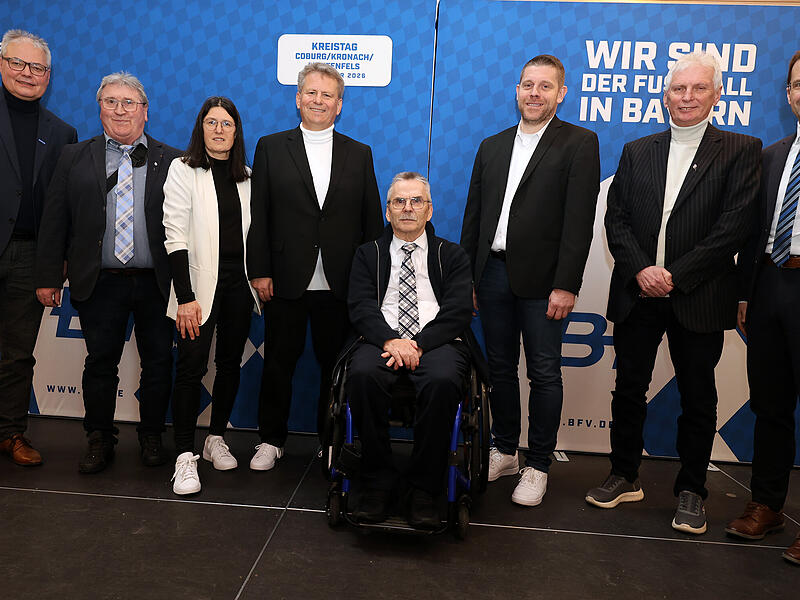 Der in Sonnefeld neu gew&auml;hlte Kreis-Ausschuss Coburg/Kronach/Lichtenfels: (von links) Bezirks-Vorsitzender Thomas Unger, Siegfried Baier (Kreis-Sportgerichtsvorsitzender), Anita Petermann (Kreis-Jugendleiterin), Ulrich Pochmann (Kreis-Vorsitzender), Egon Gr&uuml;nbeck (Kreis-Spielleiter), Markus Kleuderlein (Kreis-Schiedsrichterobmann) und Michael Deuerling (Kreis-Ehrenamtsbeauftragter).