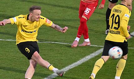 Bayreuths Thomas Winklbauer zieht ab.