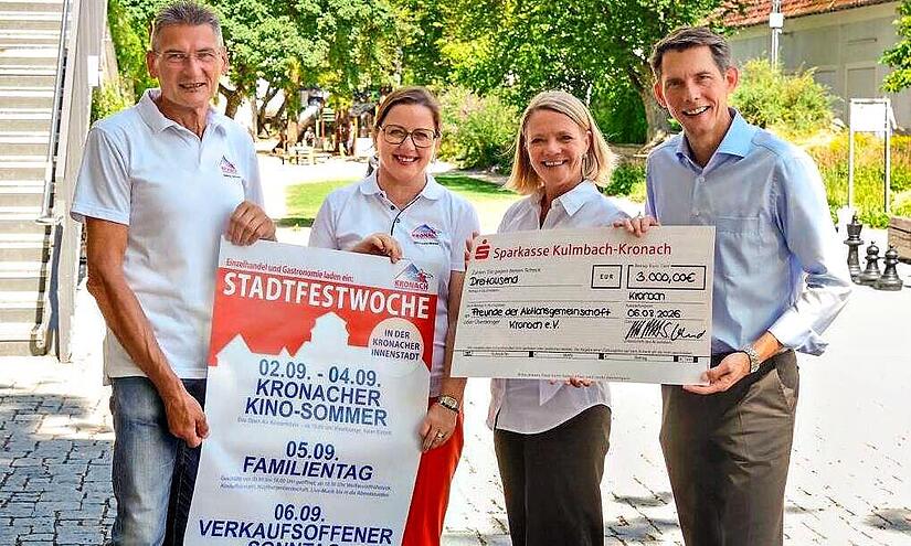 Der 3. Kronacher Kino-Sommer wird Dank des Sponsorings der Sparkasse Kulmbach-Kronach f&uuml;r die Bev&ouml;lkerung kostenfrei. Hier&uuml;ber freuen sich (von links) Zweiter AG-Vorsitzender Dietrich Denzner, AG-Vorsitzende Michaela Weiss, Sparkassen-Vorstandsmit...