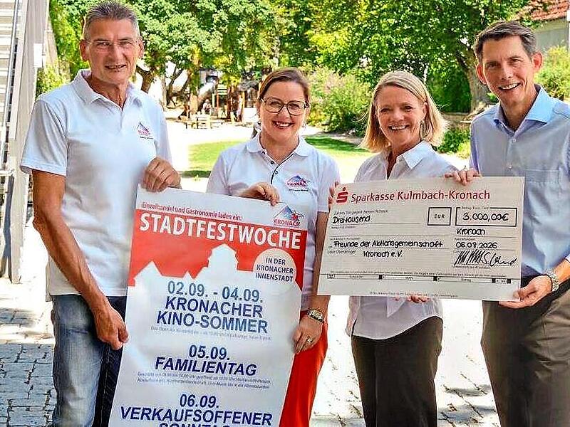 Der 3. Kronacher Kino-Sommer wird Dank des Sponsorings der Sparkasse Kulmbach-Kronach f&uuml;r die Bev&ouml;lkerung kostenfrei. Hier&uuml;ber freuen sich (von links) Zweiter AG-Vorsitzender Dietrich Denzner, AG-Vorsitzende Michaela Weiss, Sparkassen-Vorstandsmit...