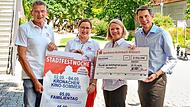 Der 3. Kronacher Kino-Sommer wird Dank des Sponsorings der Sparkasse Kulmbach-Kronach für die Bevölkerung kostenfrei. Hierüber freuen sich (von links) Zweiter AG-Vorsitzender Dietrich Denzner, AG-Vorsitzende Michaela Weiss, Sparkassen-Vorstandsmit... Der 3. Kronacher Kino-Sommer wird Dank des Sponsorings der Sparkasse Kulmbach-Kronach für die Bevölkerung kostenfrei. Hierüber freuen sich (von links) Zweiter AG-Vorsitzender Dietrich Denzner, AG-Vorsitzende Michaela Weiss, Sparkassen-Vorstandsmit...