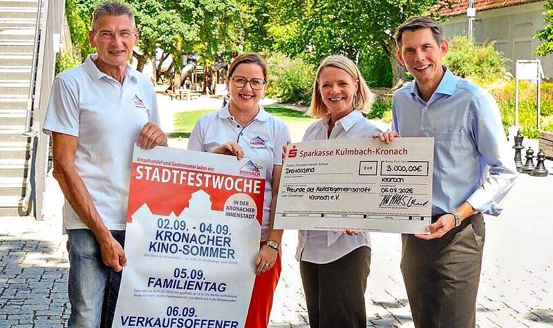 Der 3. Kronacher Kino-Sommer wird Dank des Sponsorings der Sparkasse Kulmbach-Kronach f&uuml;r die Bev&ouml;lkerung kostenfrei. Hier&uuml;ber freuen sich (von links) Zweiter AG-Vorsitzender Dietrich Denzner, AG-Vorsitzende Michaela Weiss, Sparkassen-Vorstandsmit...