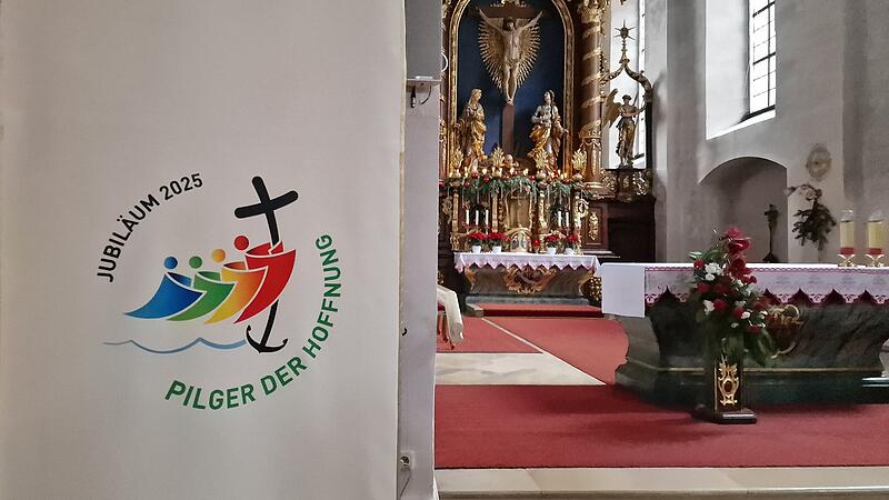 In der Klosterkirche am Kreuzberg steht ein Banner mit dem Logo des Heiligen Jahres.