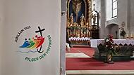 In der Klosterkirche am Kreuzberg steht ein Banner mit dem Logo des Heiligen Jahres.