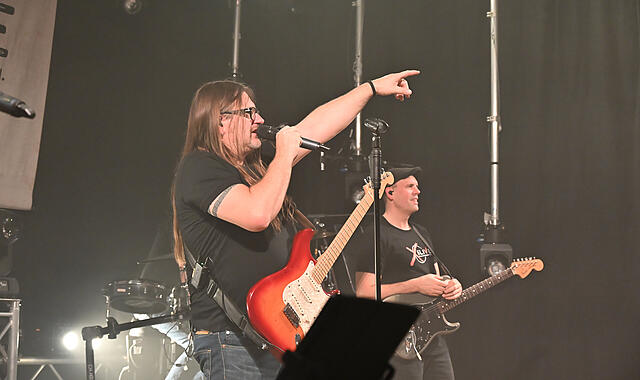 Band X5Live feiert 25 Jahre in PretzfeldBand X5Live feiert 25 Jahre in Pretzfeld 25 Jahre Bandgeschichte: Am Wochenende hat die Coverband X5Live in Pretzfeld gefeiert.
