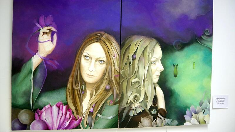 Die Schwestern haben gemeinsam ein Bild gemalt.