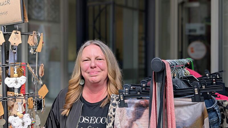 Sabine H&ouml;ll zwischen ihren Verkaufsst&auml;ndern