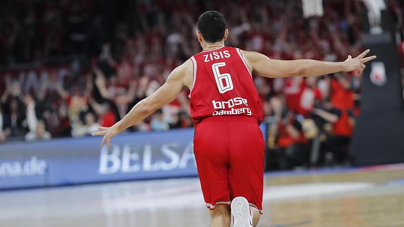Nikos Zisis feiert seinen siegbringenden Dreier im BBL-Pokalfinale 2019.