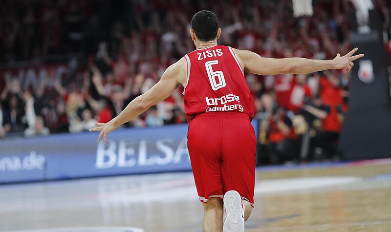 Nikos Zisis feiert seinen siegbringenden Dreier im BBL-Pokalfinale 2019. Nikos Zisis feiert seinen siegbringenden Dreier im BBL-Pokalfinale 2019.