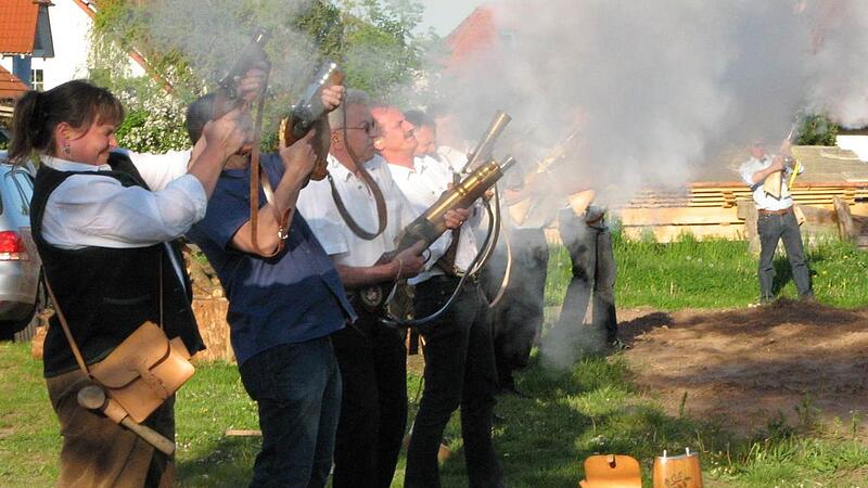 Böllerschützen sind Teil traditioneller Feste im Landkreis. Auf diesem Foto eröffnen sie 2008 mit ihren Schüssen vor der Ebrachtalhalle in Wachenroth den Festakt zur Jubiläumsfeier. Böllerschützen sind Teil traditioneller Feste im Landkreis. Auf diesem Foto eröffnen sie 2008 mit ihren Schüssen vor der Ebrachtalhalle in Wachenroth den Festakt zur Jubiläumsfeier.