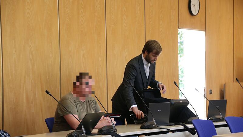 Der Angeklagte mit seinem Verteidiger Moritz Kernbach am ersten Tag der Berufungsverhandlung.