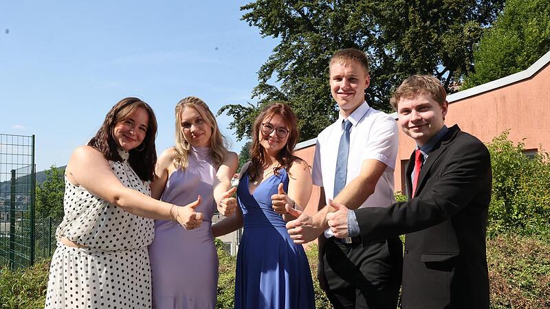 Daumen hoch f&uuml;r sich selbst: Diese f&uuml;nf Abiturienten haben die Traumnote 1,0 erzielt: Eva Tr&ouml;glen, Marlene Anhut, Magdalena Wei&szlig;, Lukas Erlmann und Jonas Brugger.