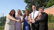 Daumen hoch f&uuml;r sich selbst: Diese f&uuml;nf Abiturienten haben die Traumnote 1,0 erzielt: Eva Tr&ouml;glen, Marlene Anhut, Magdalena Wei&szlig;, Lukas Erlmann und Jonas Brugger.