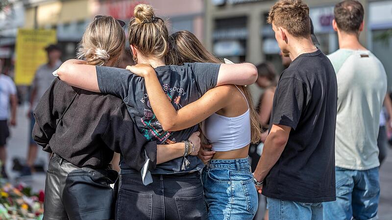 Die Betroffenheit in Würzburg nach dem Messerangriff 2021 war größer als nach dem Axt-Attentat 2016. Hunderte Menschen dürften als Passanten, beim Shopping, aus Bussen heraus oder später als Helfer den Angriff miterlebt haben.