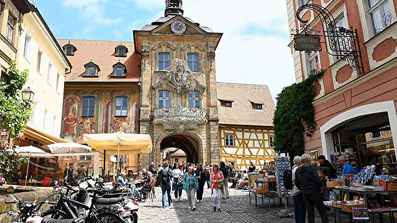 Das Alte Rathaus zählt zu Bambergs berühmtesten Sehenswürdigkeiten und größten Touristenhotspots. Aber daneben gibt es noch viel mehr zu entdecken. Das Alte Rathaus zählt zu Bambergs berühmtesten Sehenswürdigkeiten und größten Touristenhotspots. Aber daneben gibt es noch viel mehr zu entdecken.