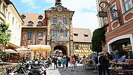 Das Alte Rathaus zählt zu Bambergs berühmtesten Sehenswürdigkeiten und größten Touristenhotspots. Aber daneben gibt es noch viel mehr zu entdecken.