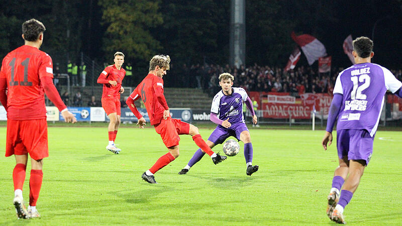 Der Bamberger Timm Strasser (rechts) im Zweikampf mit dem Torschützen Luca Denk.