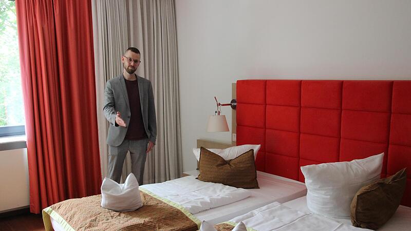 Manager Patrick Schuhmann präsentiert ein Hotelzimmer, das zur angenehmen Nachtruhe einlädt. Selbstverständlich steht den Gästen auch die Küche mit ihrer kulinarischen Auswahl zur Verfügung.