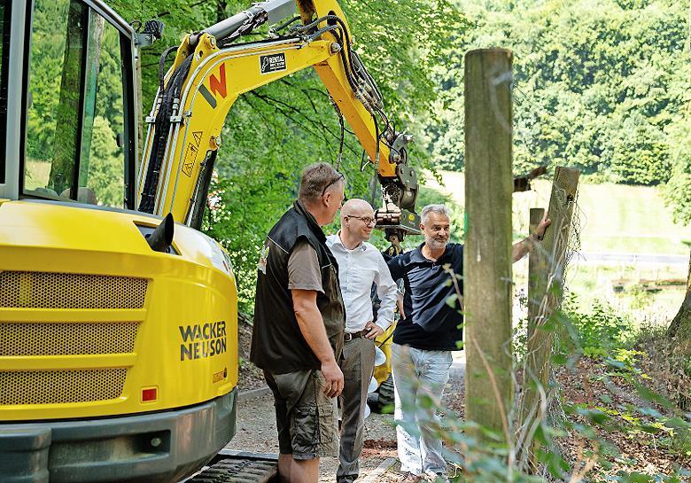 Oberbürgermeister Dirk Vogel (Mitte) machte sich zusammen mit Stefan Ziegler, Referatsleiter in der Bauverwaltung, ein Bild von den Bauarbeiten.