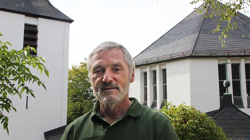 Der evangelische Pfarrer vor seinem langj&auml;hrigen Arbeitsplatz, der Christuskirche.