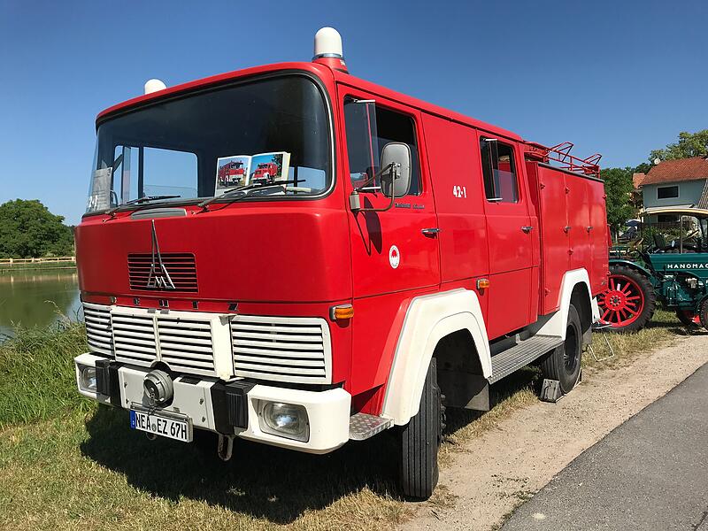 1000 Jahre Ailsbach: Die Oldtimer gl&auml;nzten und tuckerten um die Wette