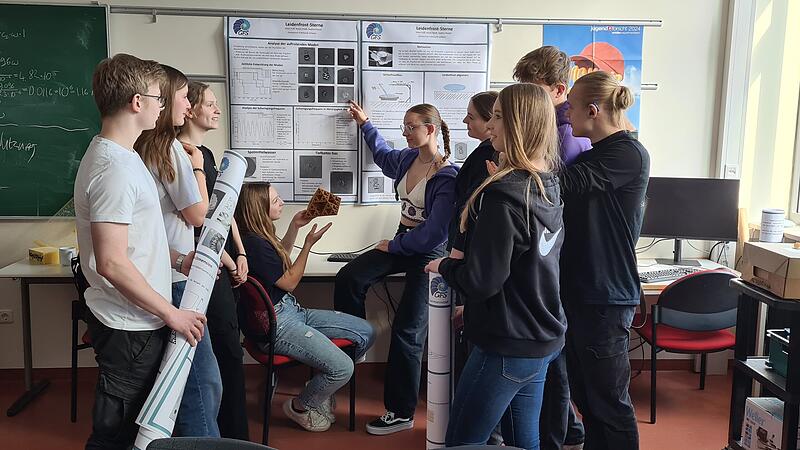Die am Jugend-forscht-Wettbewerb teilnehmenden Sch&uuml;ler des GFS erkl&auml;ren sich ihre Pr&auml;sentationen.