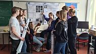 Die am Jugend-forscht-Wettbewerb teilnehmenden Schüler des GFS erklären sich ihre Präsentationen.Forchheim & Fränkische Schweiz Die am Jugend-forscht-Wettbewerb teilnehmenden Schüler des GFS erklären sich ihre Präsentationen.
