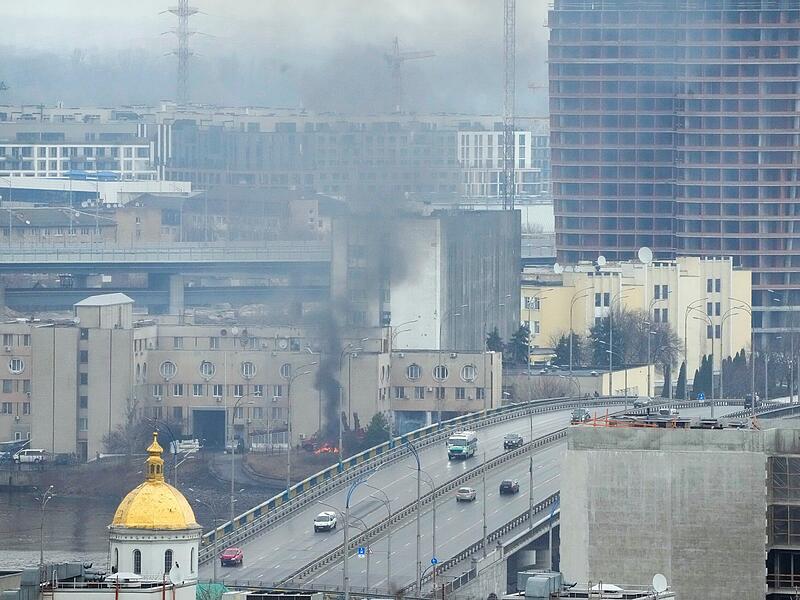 Rauch und Flammen steigen in der Nähe eines Militärgebäudes nach einem offensichtlichen russischen Angriff auf. Die russischen Truppen haben ihren erwarteten Angriff auf die Ukraine gestartet.