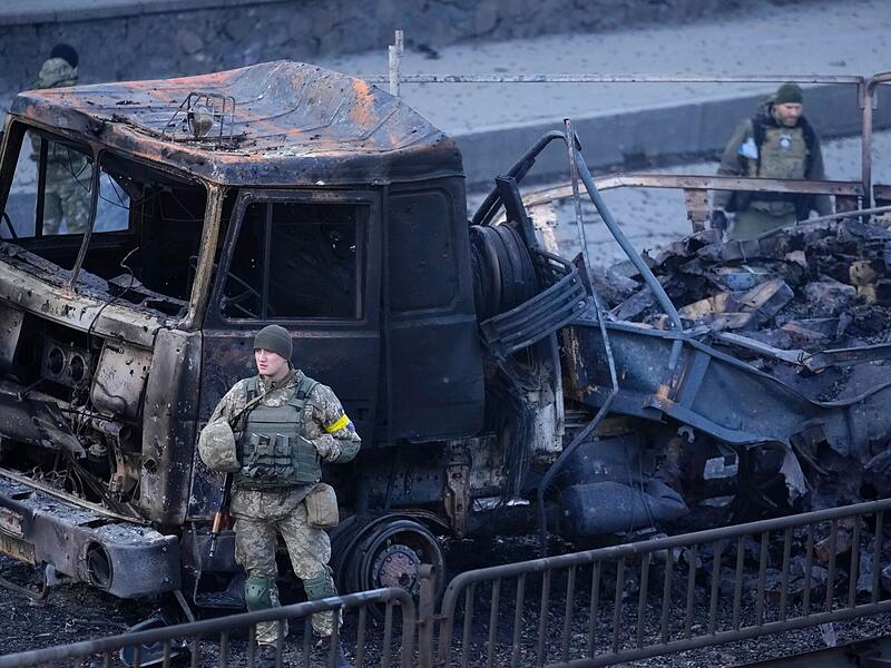 Ukrainische Truppen inspizieren den Ort nach einem russischen Luftangriff in Kiew. Russische Truppen haben den erwarteten Angriff auf die Ukraine gestartet und drangen in die Hauptstadt vor.