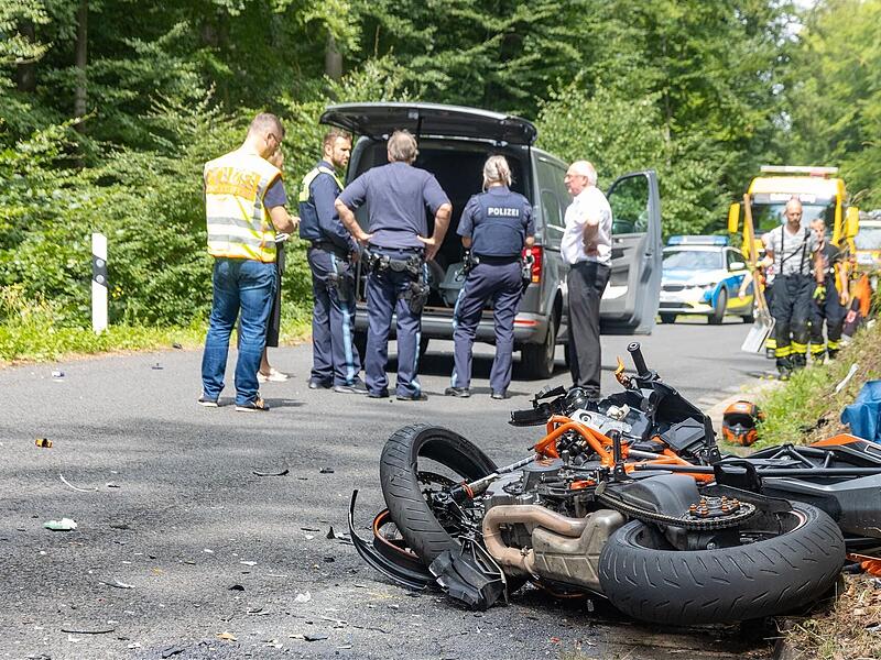 Furchtbares Unglück am Sonntagvormittag: Ein Motorradfahrer aus Coburg und ein Motorradfahrer aus Hof fanden  den Tod im Landkreis Haßberge. Ungeklärt ist bislang, warum der eine Motorradfahrer auf der Straße in dem wenig befahrenen Waldstück von ...