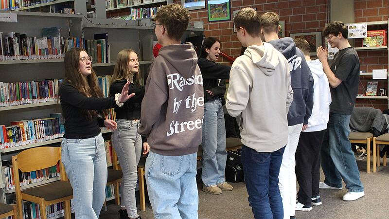 Ein klares und lautes Nein: Sch&uuml;lerinnen grenzen sich in bedrohlichen Situationen ab. Zivilcouragetraining am Franz Miltenberger-Gymnasium.
