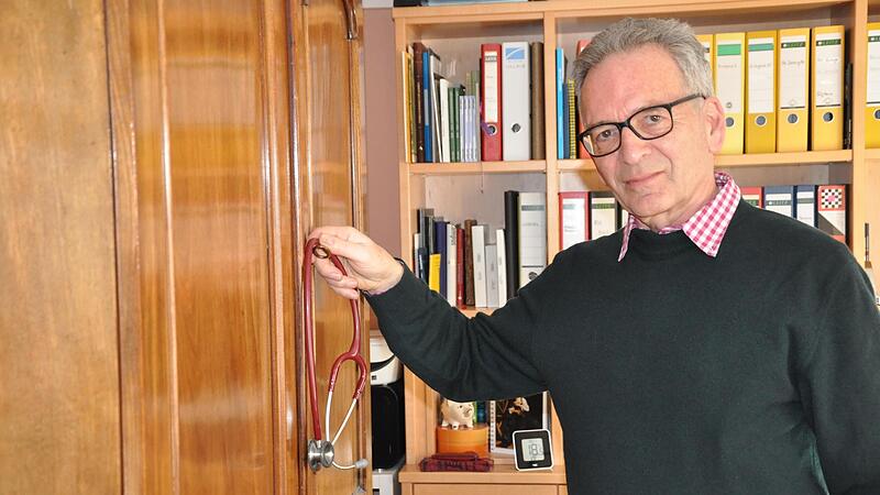 Arzt Heinrich Goschenhofer hängt das Stethoskop an den Nagel. Arzt Heinrich Goschenhofer hängt das Stethoskop an den Nagel.