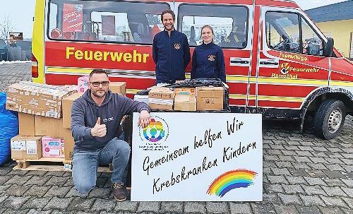 Alexander Back und Ilona Gößmann-Schmitt übergeben 400 Kilo gesammelte Kronkorken an den Initiator der Aktion, Stefan Rambacher, zugunsten der Station Regenbogen.