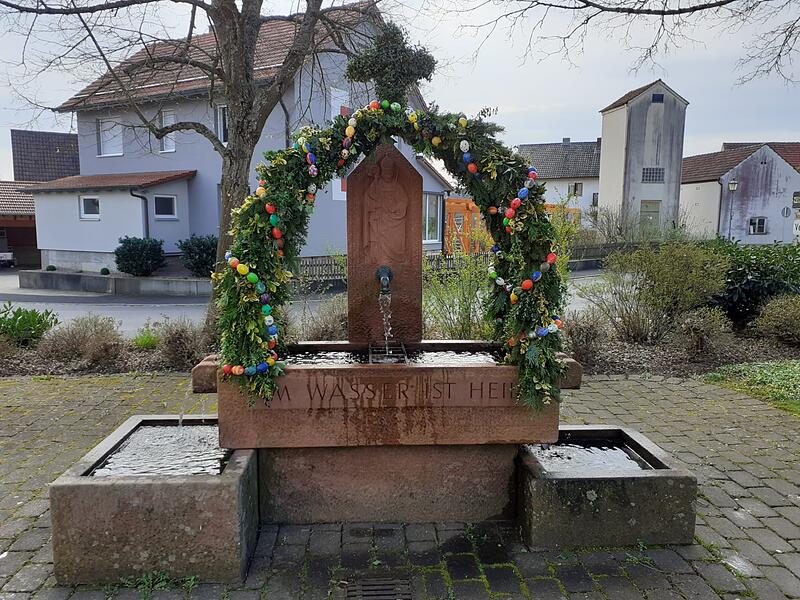 Der Osterbrunnen vor der St. Blasius Kirche in Katzenbach