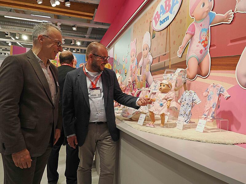 MGA Zapf Creation ist de R&ouml;dentaler Hersteller rund um die Puppe. Baby Born ist die Marke f&uuml;r die junge Puppenmutter. Wolfgang Hoffmann ber&auml;t Landrat Sebastian Straubel. Der Landrat des Kreises Coburg wird im Fr&uuml;hjahr stolzer Vater einer Tochter sein. Die Ausstattung des Kinderzimmer will rechtzeitig geplant sein.